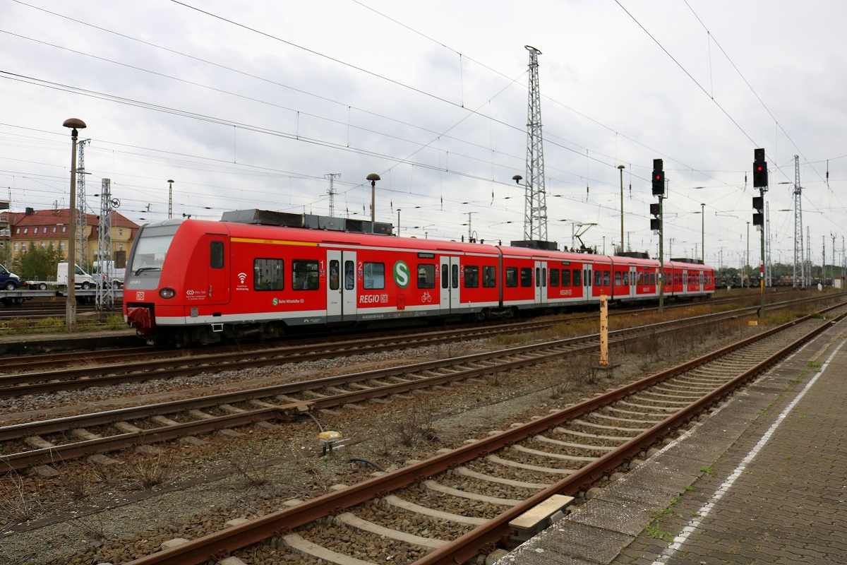 425 009-8 der S-Bahn Mittelelbe (DB Regio Südost) ist im Bereich des Bahnhofs Stendal abgestellt. Aufgenommen von Bahnsteig 7. [7.10.2017 | 12:35 Uhr]