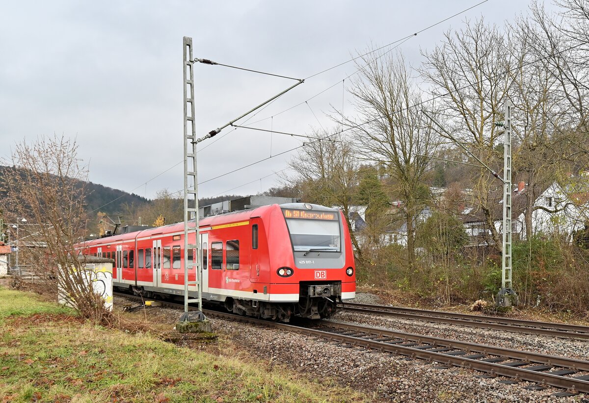 425 017 als S1 nach Osterburken beim Verlassen von Neckargerach am Mittag des 3.12.2021