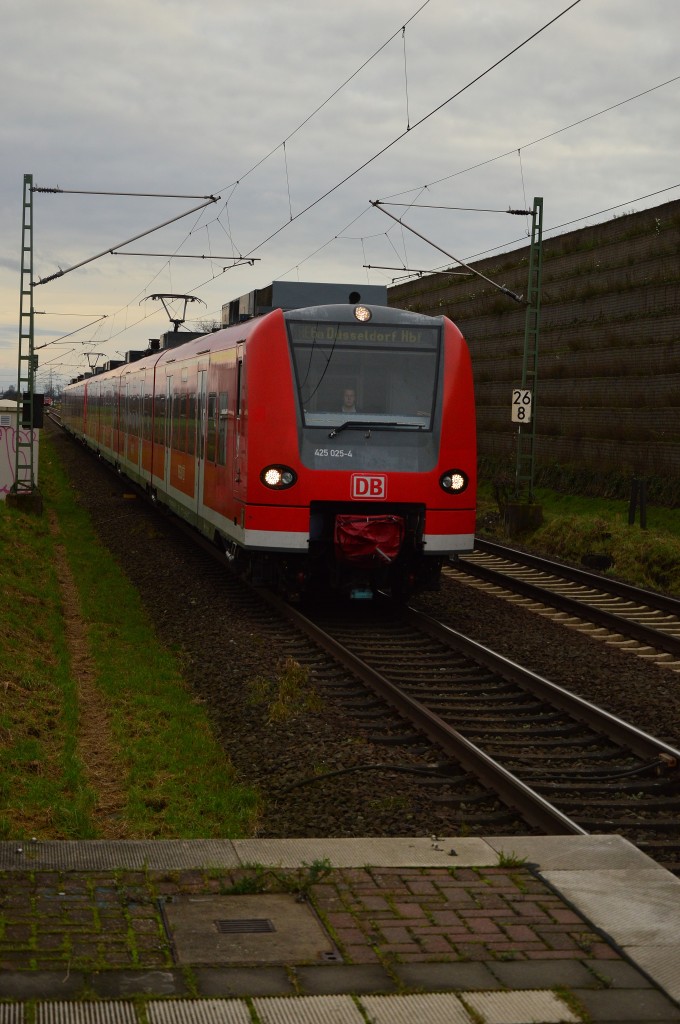 425 025 führt einen RE6a von Köln/Bonn Flughafen nach Düsseldorf Hbf am 22.12.2015