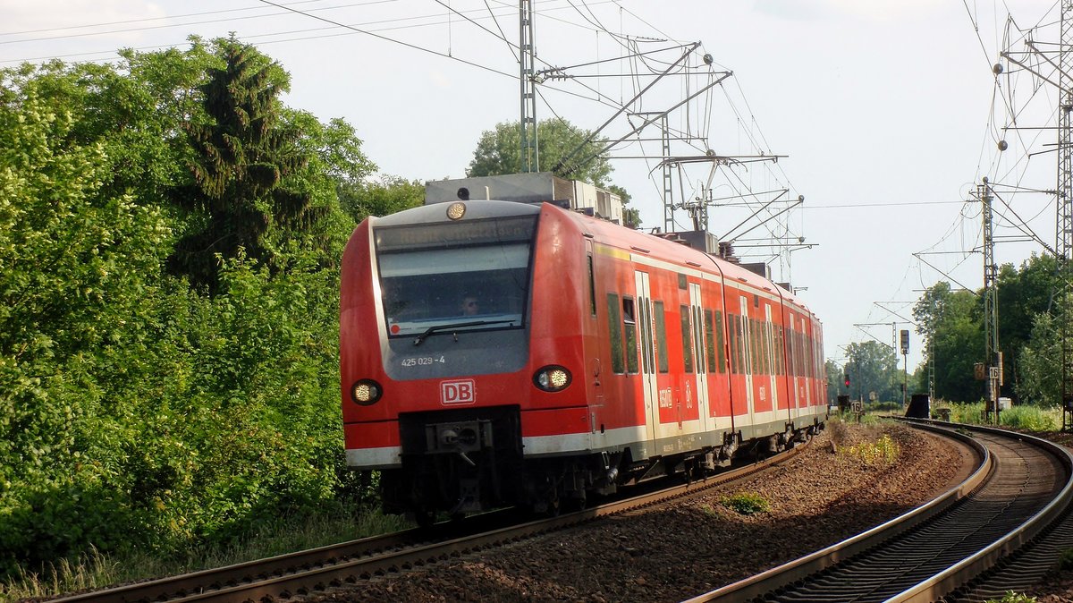 425 029 mit der RB 2 (38856) nach Biblis in der Bibliser Kurve. Aufgenommen am 26. Mai 2018.