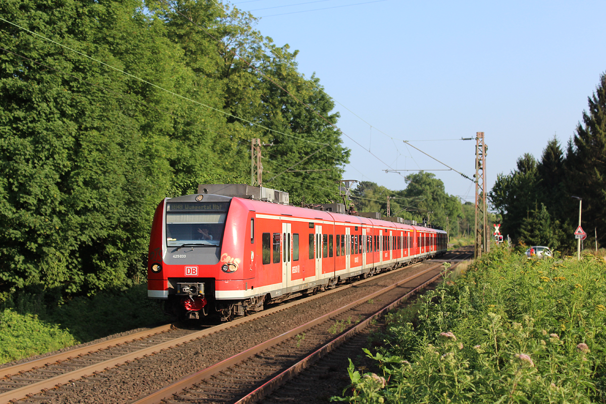 425 033 am 16.07.2015 mit weiterer Einheit am Bü Caspersbroicher Weg in Solingen. Vielen Dank für den akustischen Gruß.