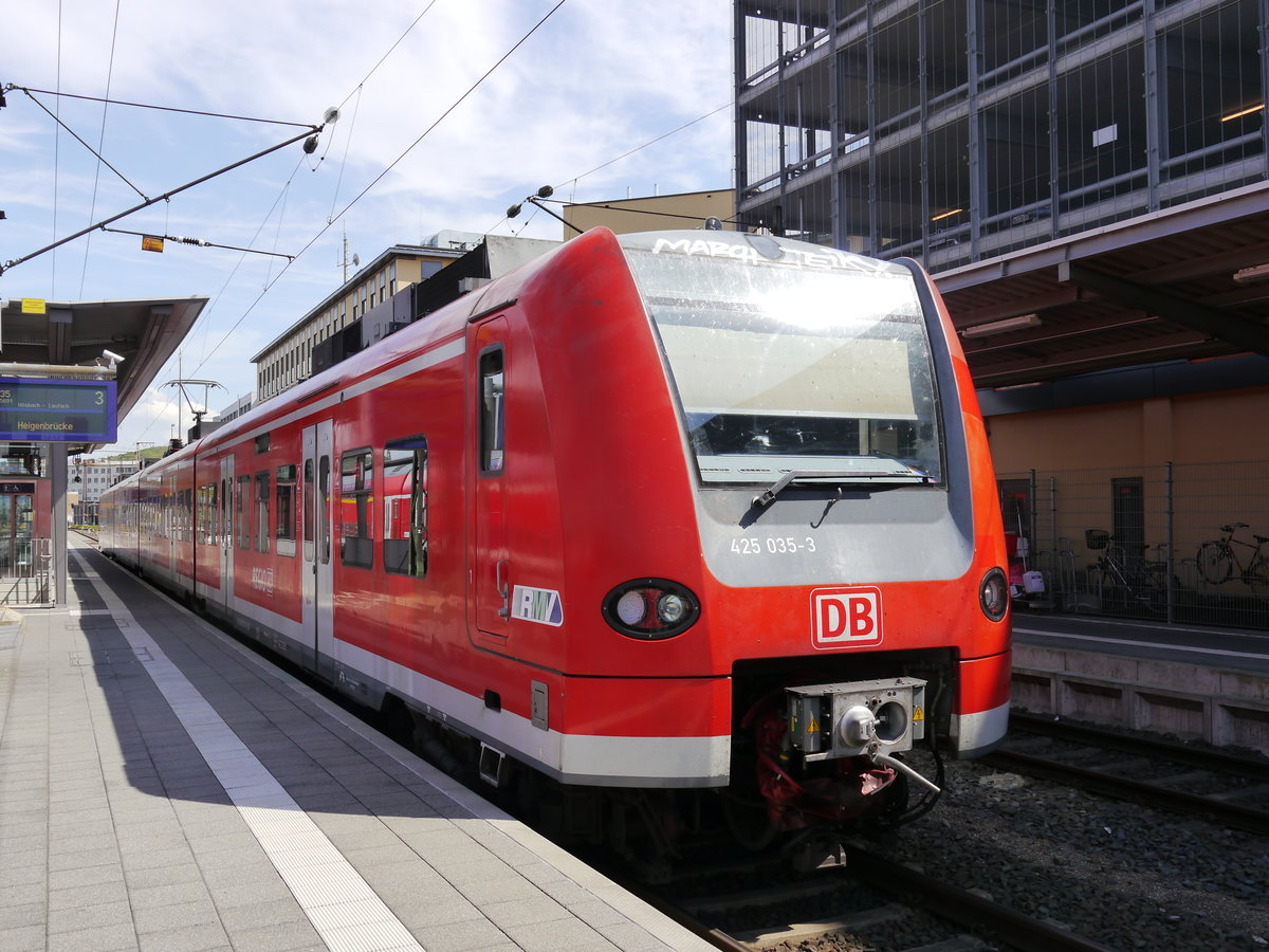 425 035 steht in Aschaffenburg Hbf auf Gleis 3 und wartet auf die Abfahrt als RB 55 nach Heigenbrücken.