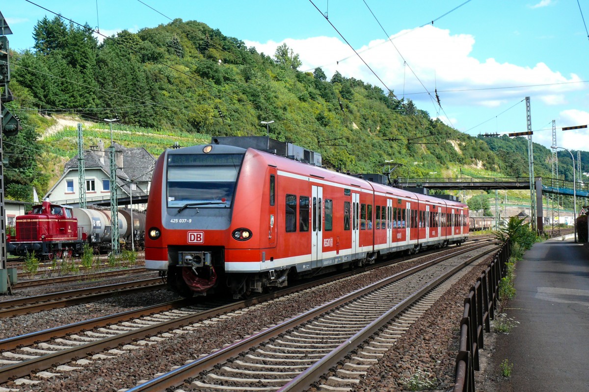 425 037-9 als RE8 nach Mönchengladbach, hier im Bahnhof Linz am Rhein am 28/07/2009.