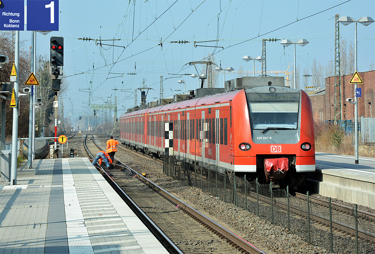 425 037-9 RB48 nach Wuppertal bei der Ausfahrt aus dem Bf Sechtem - 06.03.2014