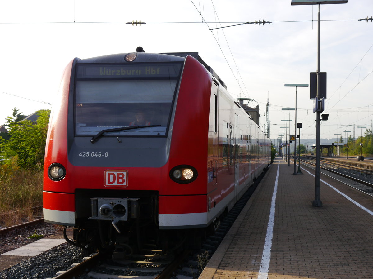 425 046 steht am 26.06.2016 als RB 58090 nach Würzburg Hbf in Kitzingen bereit.