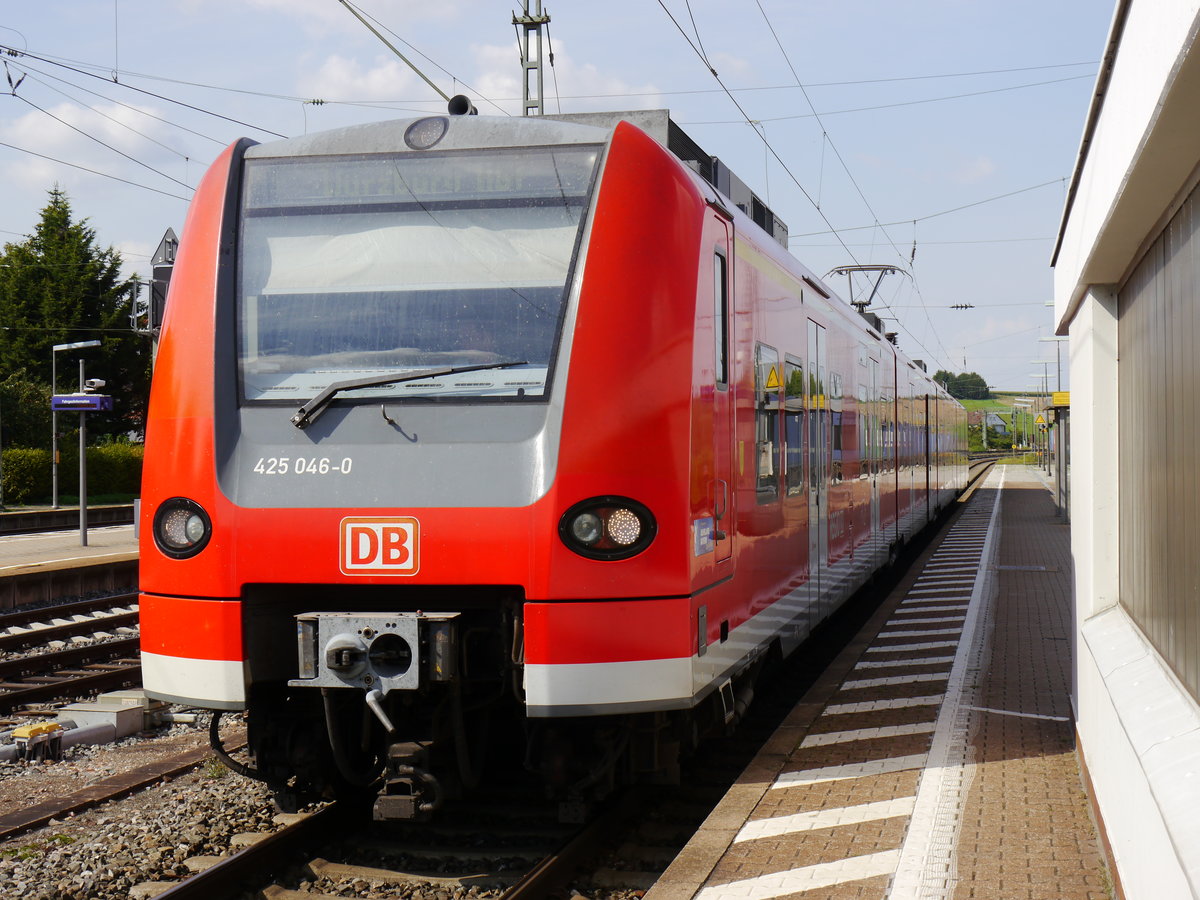 425 046 wartet am 19.08.2016 als RB 58094 auf die Ausfahrt nach Würzburg Hbf in Rottendorf