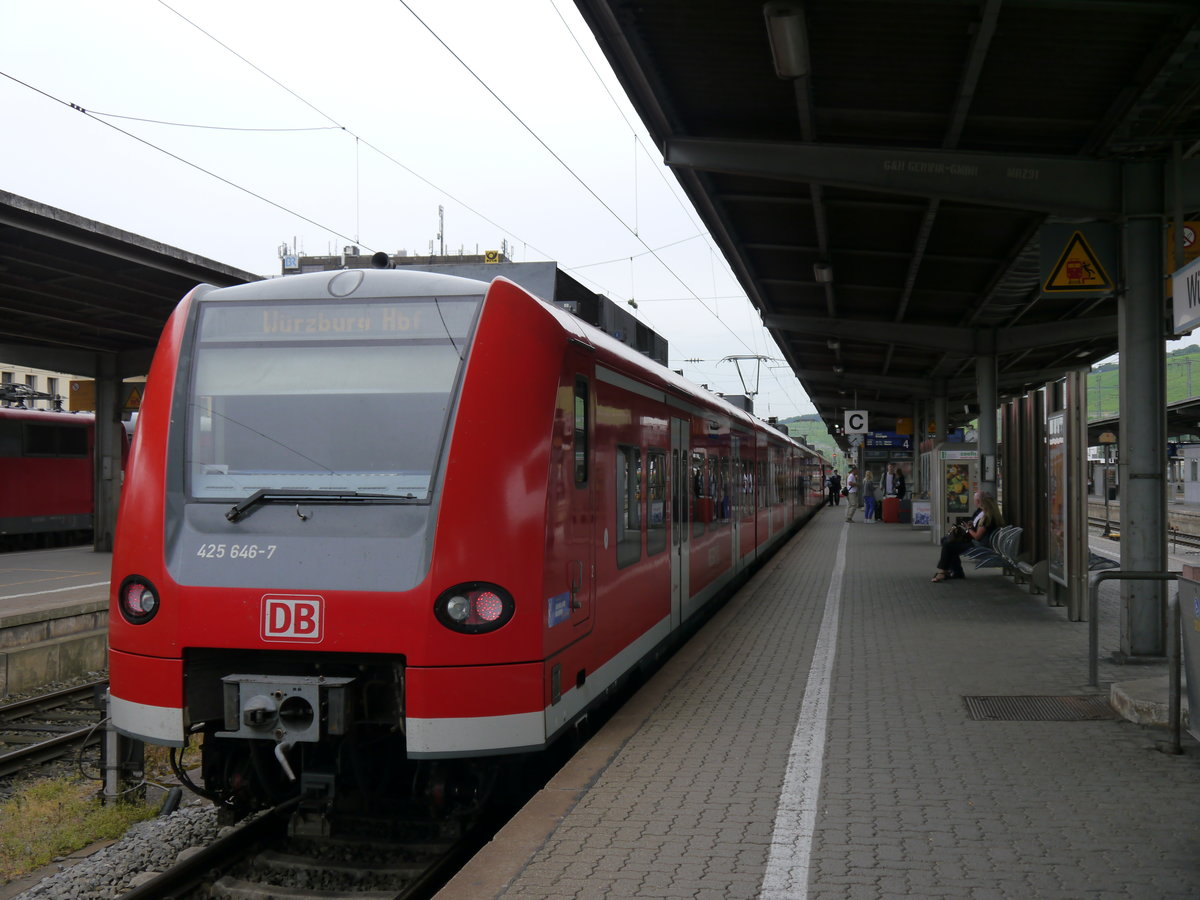 425 047 und 426 035 fuhren am 30.06.2016 als RB 58146 aus Treuchtlingen in Würzburg Hbf, der 426 wurde anschließend abgekuppelt und in die Abstellung gebracht, während der 425 nach kurzem Aufenthalt weiter als RB nach Kitzingen fuhr.