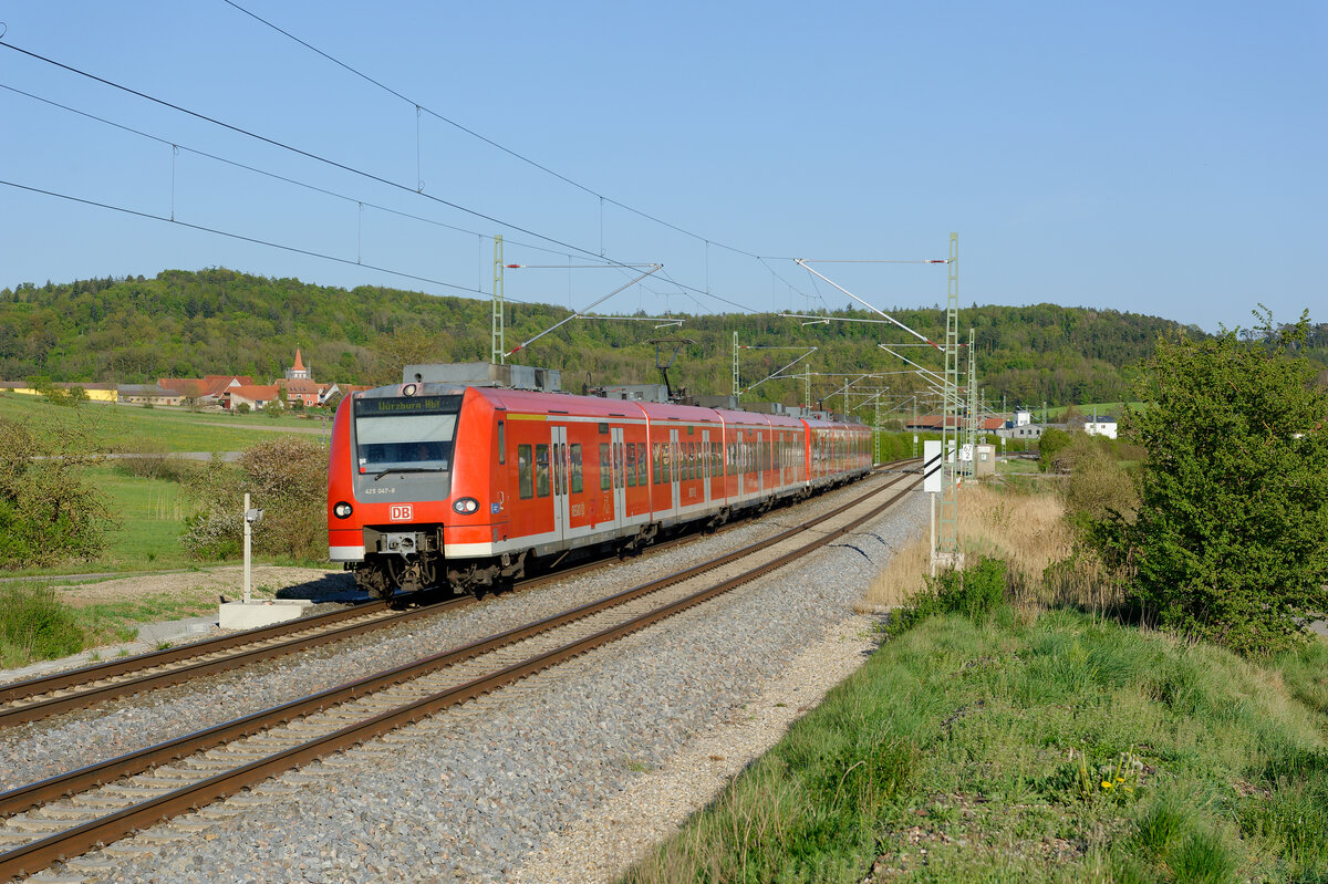 425 047 als RB (Treuchtlingen - Würzburg Hbf) bei Oberdachstetten, 25.04.2020