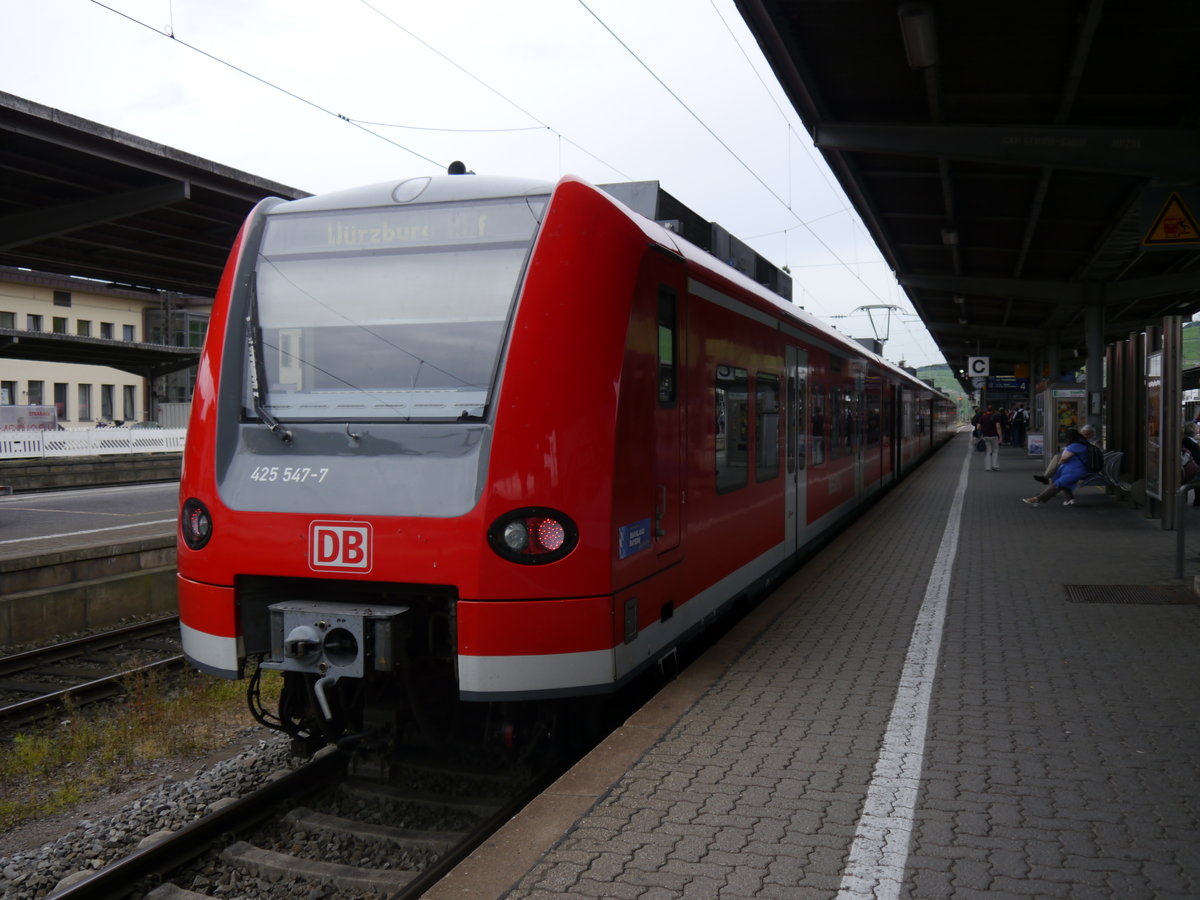 425 047 und ein weiterer 426 kamen am 30.06.2016 als RB 58102 aus Treuchtlingen in Würzburg Hbf an. Dieser Zug fuhr kurz nach der Ankunft in die Abstellung um das Gleis zu räumen.