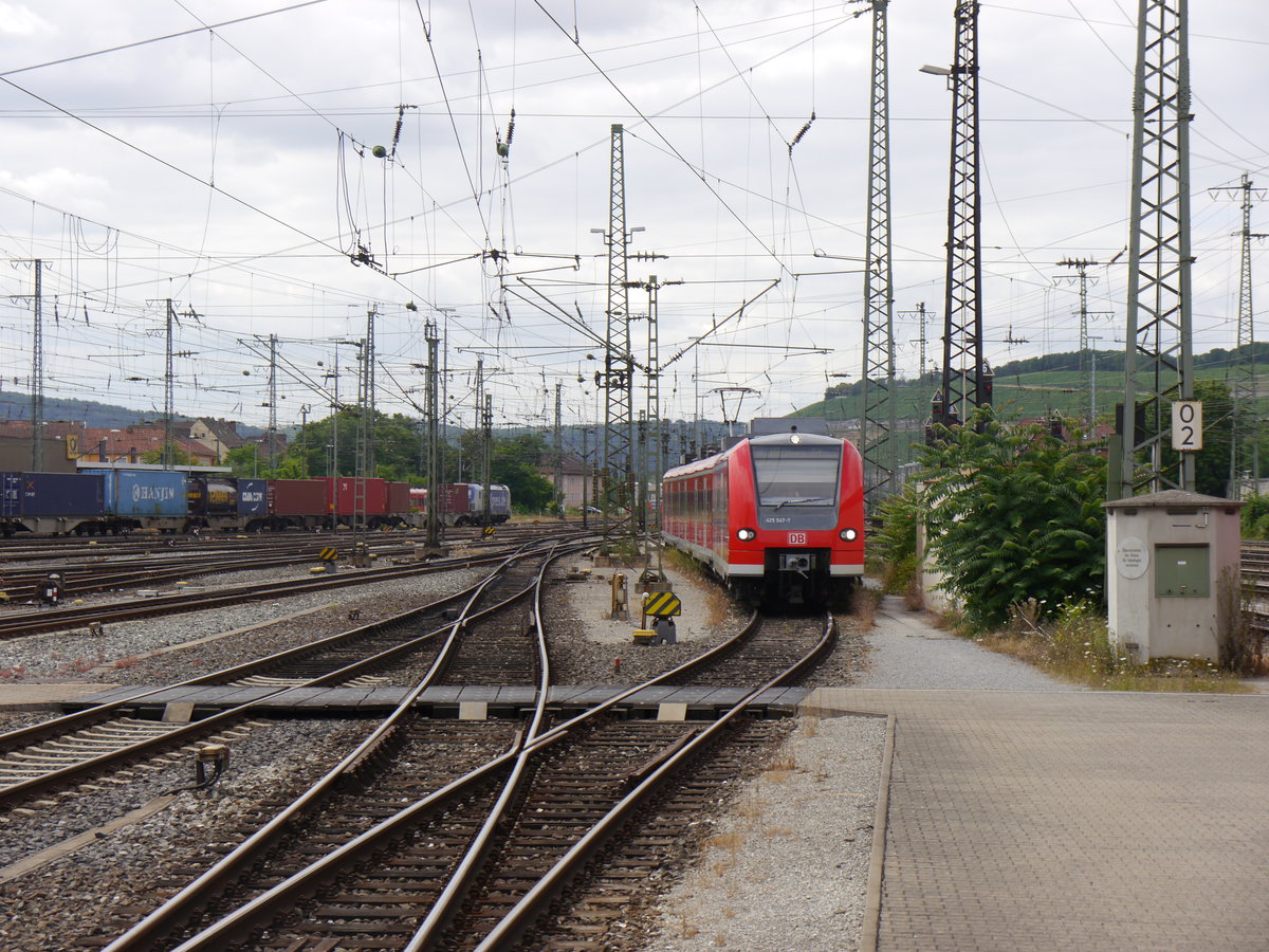 425 047 steht am 15.07.2016 in Würzburg Hbf und wartet auf die Einfahrt nach Gleis 10 um dann als RB 58093 nach Kitzingen zu fahren.