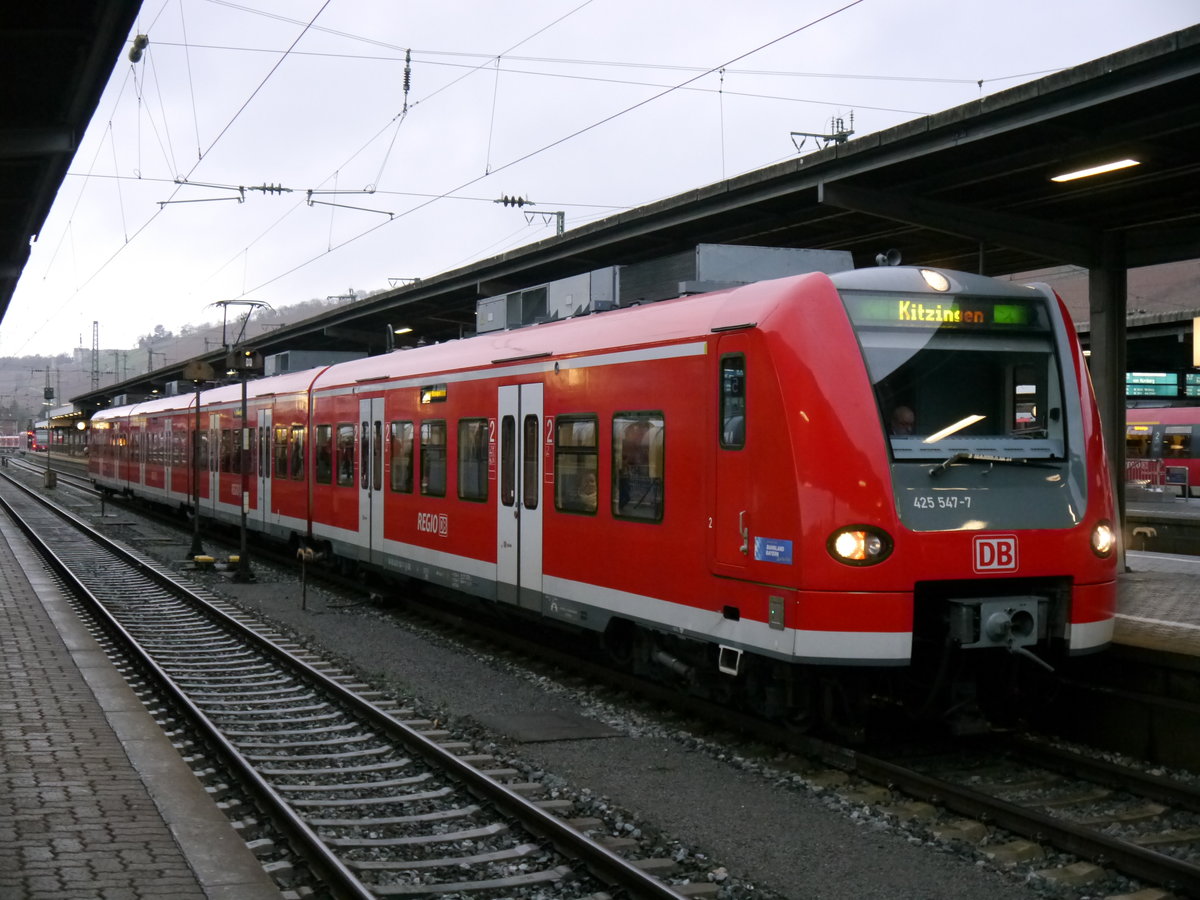 425 047 steht am 16.11.2016 in Würzburg Hbf aus Gleis 6 als RB 58095 nach Kitzingen bereit.