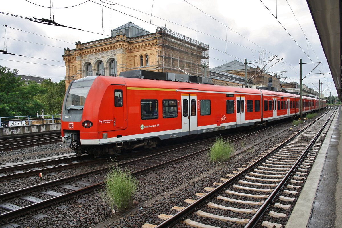 425 051-0 wird am 5.8.2017 als S1 nach Minden(Westf) in Hannover Hauptbahnhof bereitgestellt.