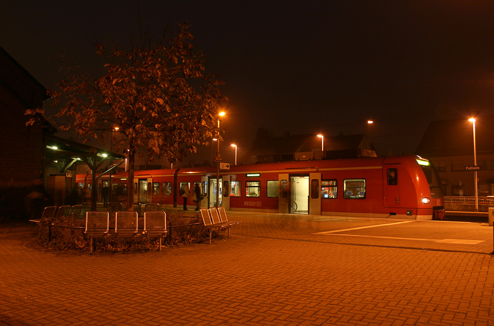 425 054 hält nach dem Ausstieg zahlreicher Fahrgäste inne, ehe es wenig später weiter Richtung Mönchengladbach geht.
Aufgenommen am 16.11.2010 im bzw. am Pulheimer Bahnhof.