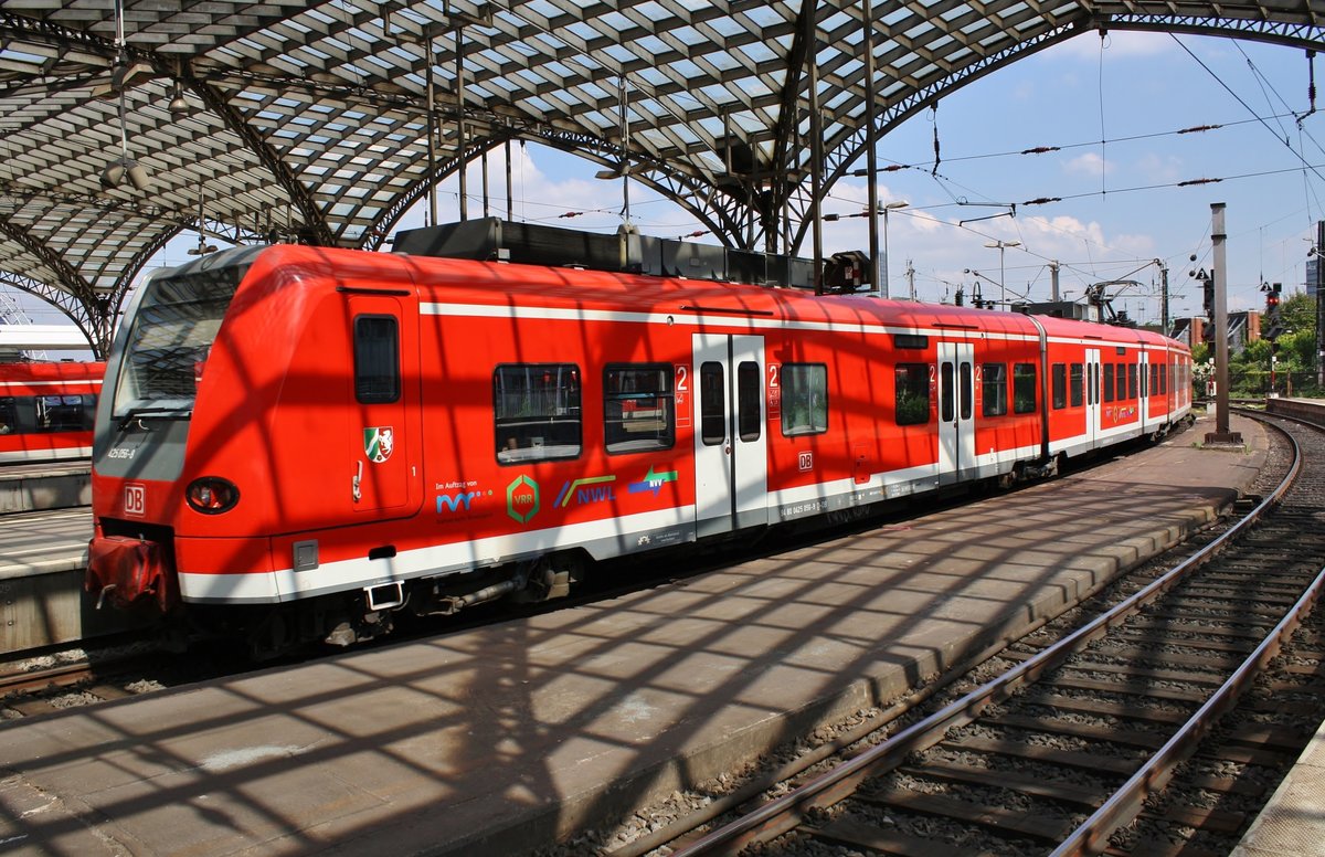 425 056-9 verlässt am 25.05.2019 als RE8 (RE10823)  Rhein-Erft-Express  von Mönchengladbach Hauptbahnhof nach Troisdorf den Kölner Hauptbahnhof.