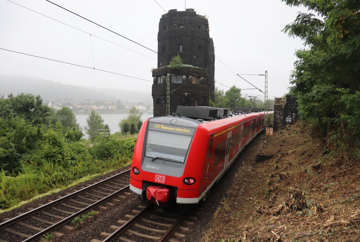 425 057/557 passiert als RB 27 am verregneten 28.07.2019 den nördlichen Rest der Brücke von Remagen.