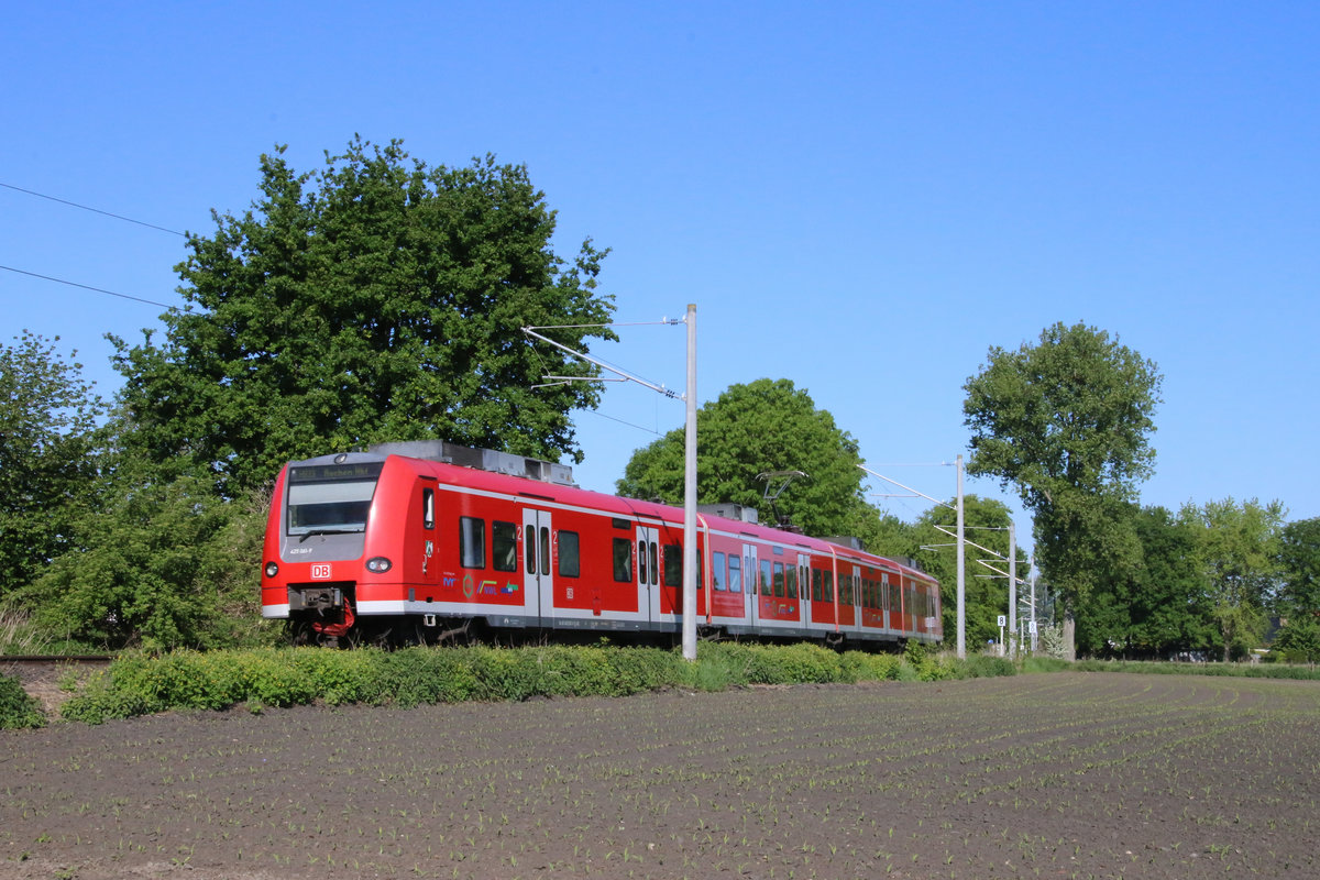 425 061 der Deutschen Bahn AG war am Morgen des 05. Mai 2020 als Regionalbahn 11171 von Heinsberg (Rheinl.) über Lindern nach Aachen Hauptbahnhof unterwegs, hier zwischen den Haltepunkten Heinsberg-Porselen und Heinsberg-Horst.