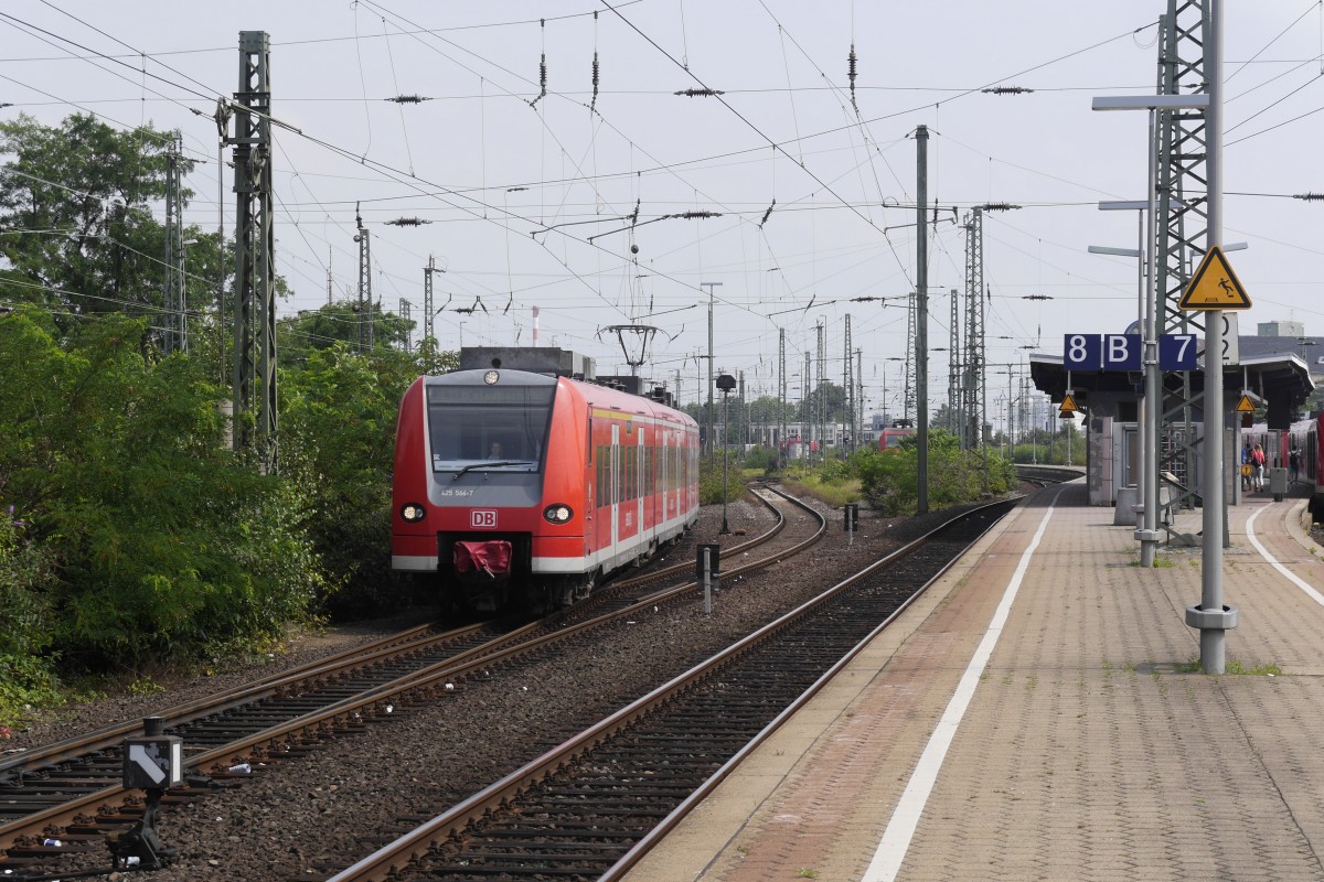 425 066 und 067 haben den Neusser Güterbahnhof verlassen und nähern sich der Einmündung in die KBS 485 Richtung Mönchengladbach (28.7.14). Ein Ersatzhalt für Krefeld ist aufgrund des Fahrweges nicht möglich.