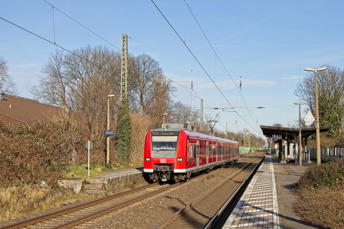 425 066-8 der DB Regio am 12.02.2022 auf der Linie RE16 in Essen-Kray Süd, Gruß zurück an den Tf! 