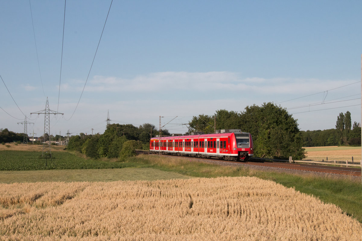 425 066 der Deutschen Bahn AG war am 24. Juni 2020 als Regionalbahn 10391 von Essen Hauptbahnhof nach Aachen Hauptbahnhof unterwegs, hier zwischen Wickrath und Herrath bei Beckrath.