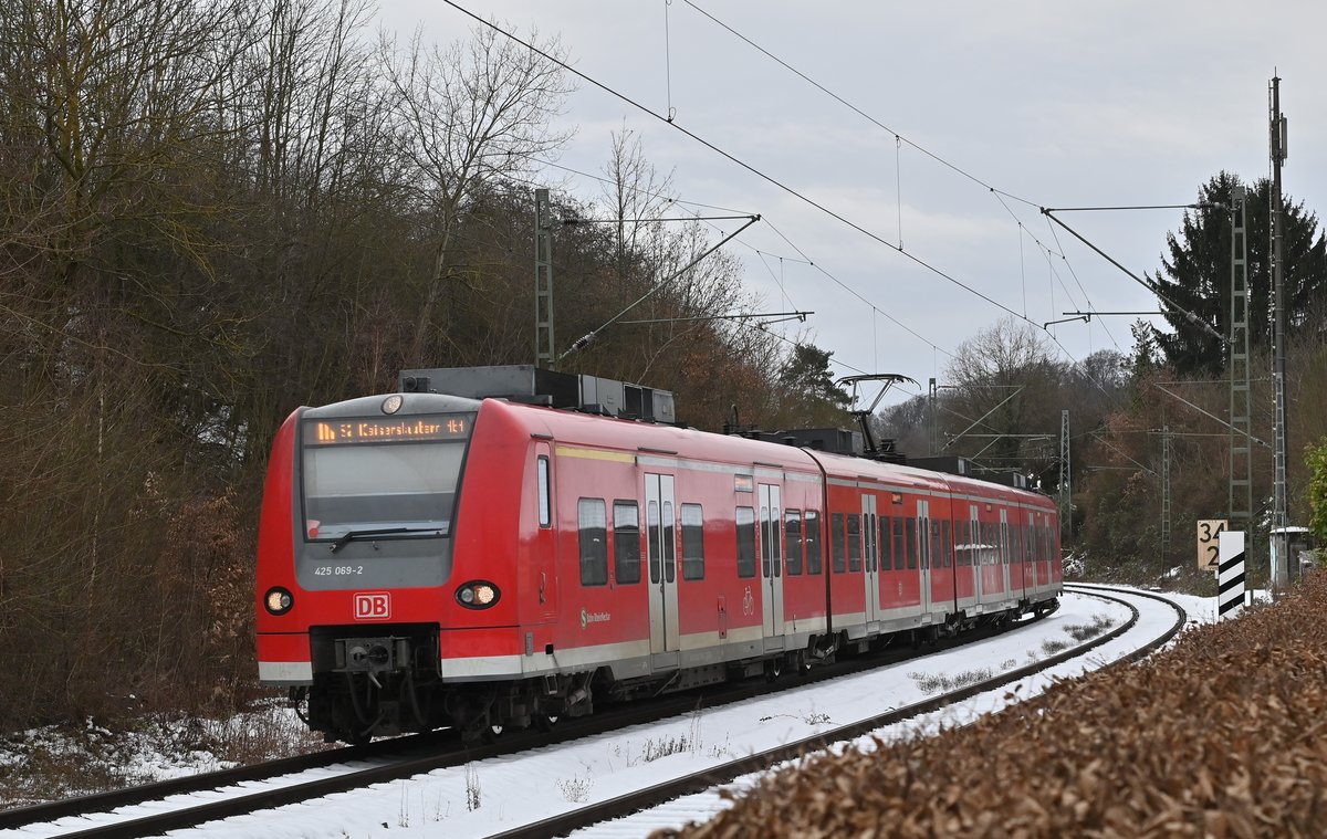 425 069 bei der Einfahrt in Neckargerach, er ist als S2 nach Kaiserslautern Hbf unterwegs am Vormittag des 19.1.2021