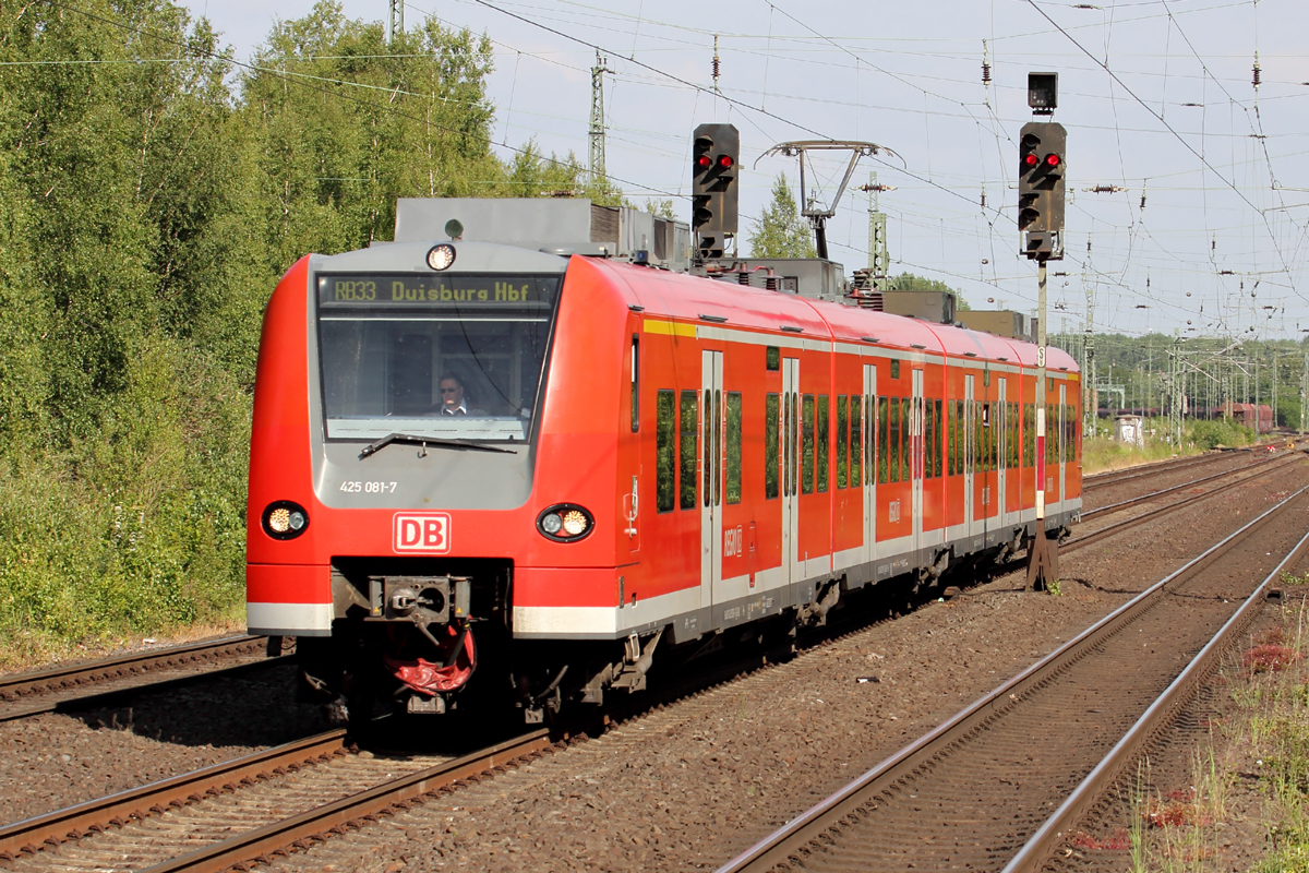 425 081-7 als RB 33 nach Duisburg Hbf. bei der Einfahrt in Viersen 1.6.2015 