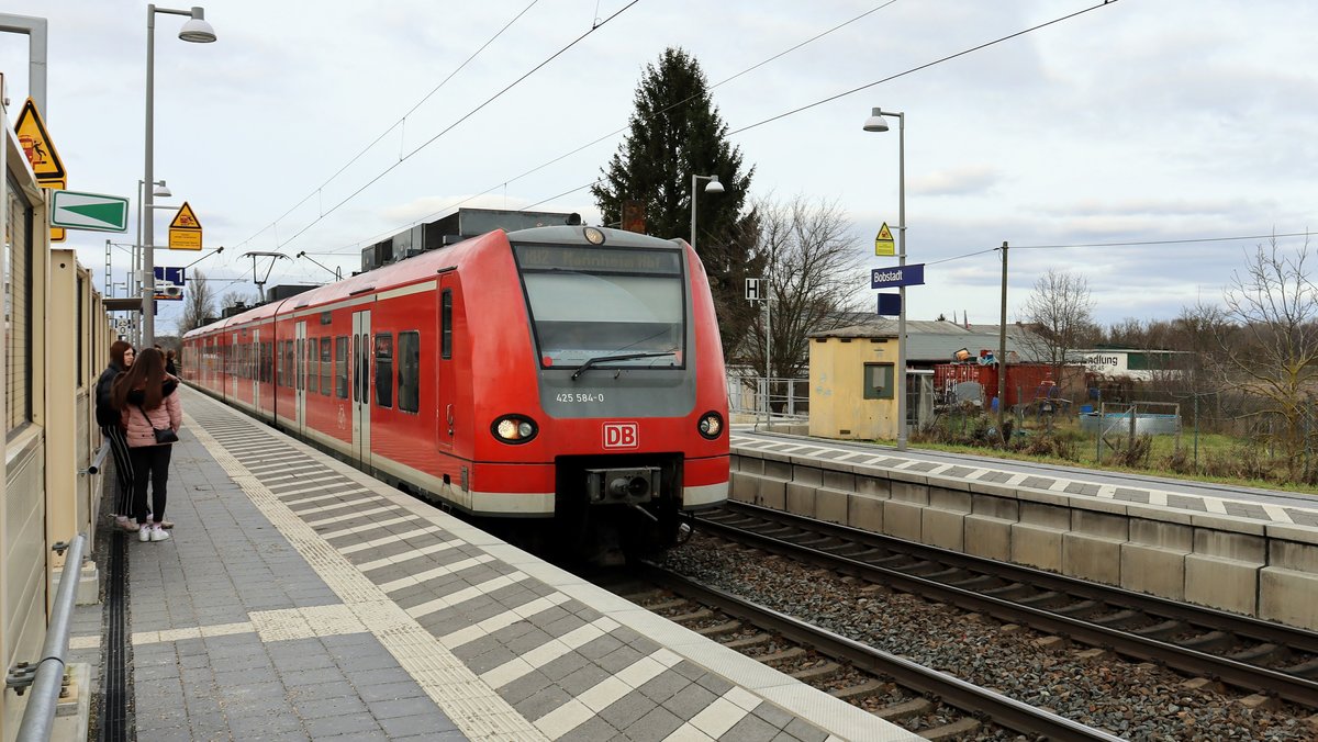 425 084 erreicht als 38853 (RB 2) nach Mannheim den Haltepunkt Bobstadt. Aufgenommen am 11. Januar 2020.