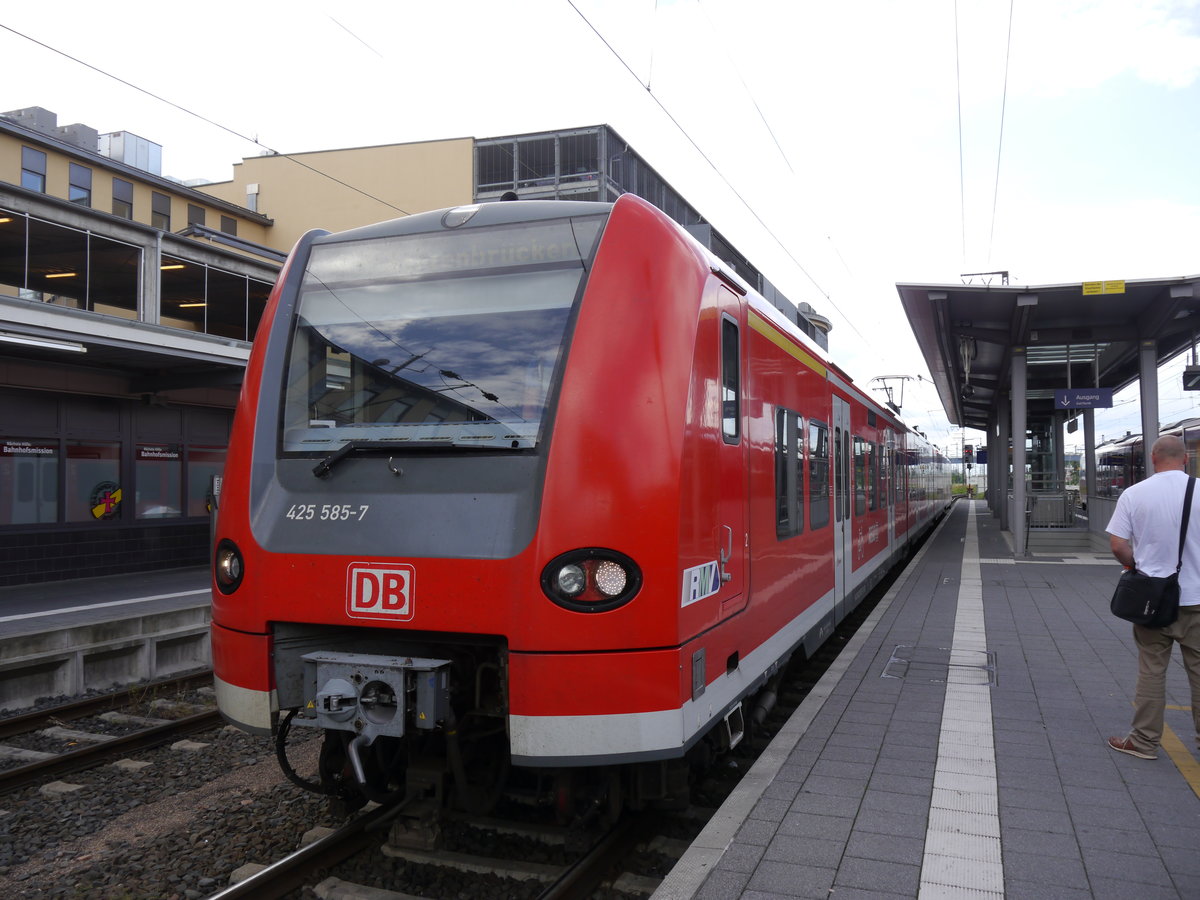 425 085 steht am 04.06.2016 in Aschaffenburg Hbf und wartet dort circa 1 Stunde um als RB 55 nach Heigenbrücken zu fahren.