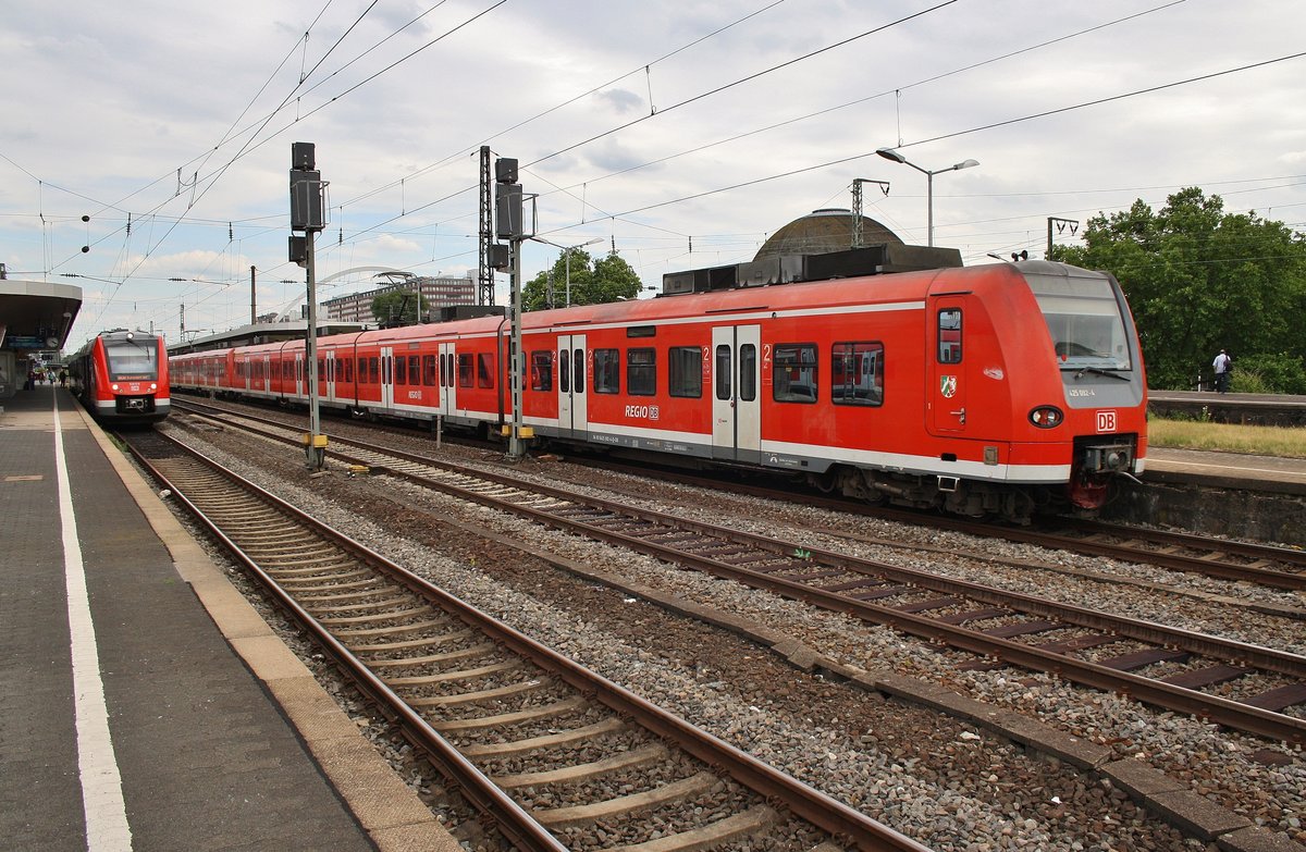 425 092-4 und 425 548-5 machen sich am 3.7.2017 als RE8 (RE10816)  Rhein-Erft-Express  von Koblenz Hauptbahnhof nach Mönchengladbach Hauptbahnhof in Köln Messe/Deutz auf den Weg.