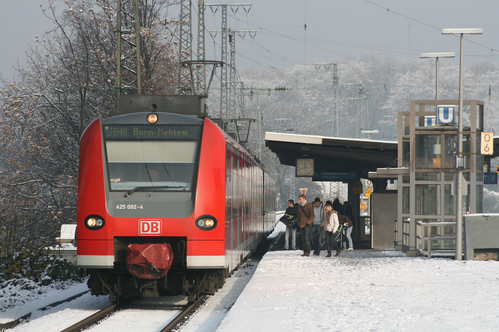 425 092 und 425 106 halten als RB 48 im winterlichen Bahnhof Köln West.
Mittlerweile wird diese Leistung durch National Express gefahren.
Aufnahmedatum: 26.11.2010