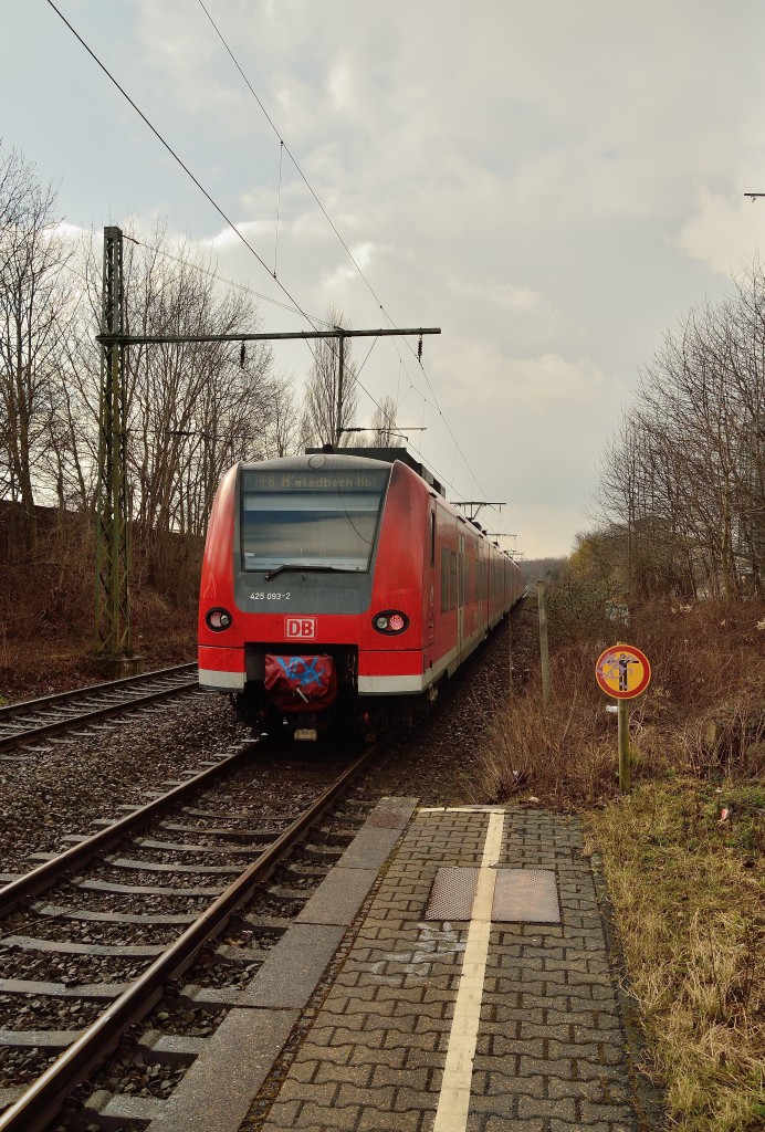 425 093-2 am Zugschluß beim Verlassen von Jüchen. 21.2.2015