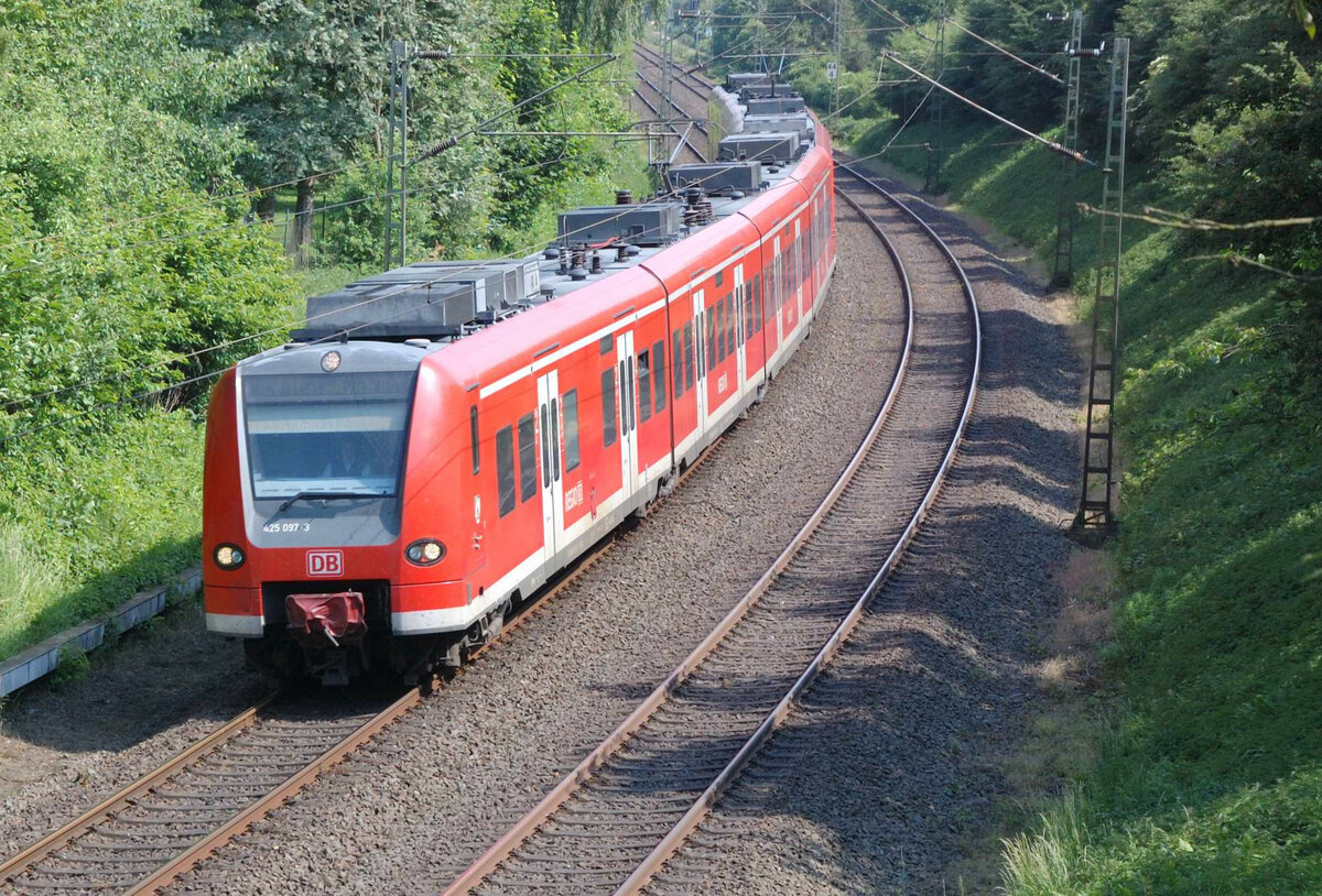 425 097 als RE8 nach Mönchengladbach in Güdderath am 9.8.2014 