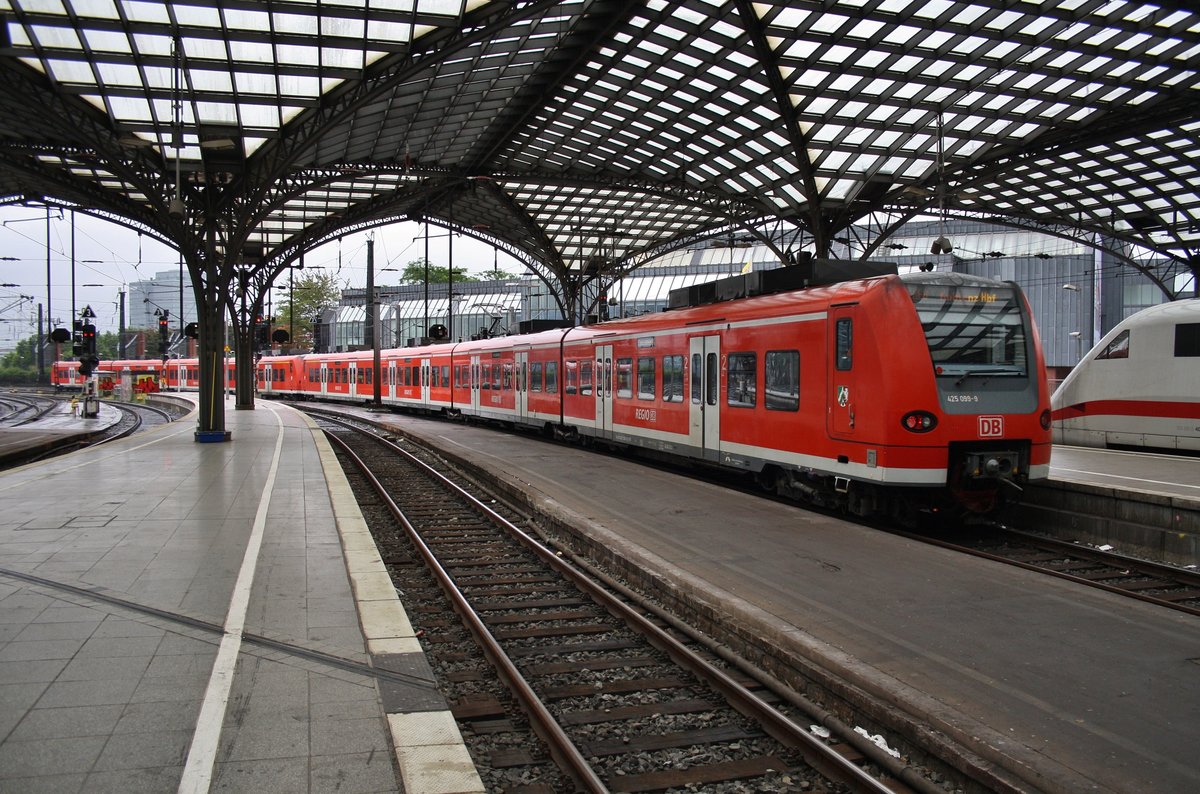 425 099-9 und 425 597-2 fahren am 1.7.2017 als RE8 (RE10829)  Rhein-Erft-Express  von Mönchengladbach Hauptbahnhof nach Koblenz Hauptbahnhof aus dem Kölner Hauptbahnhof aus.