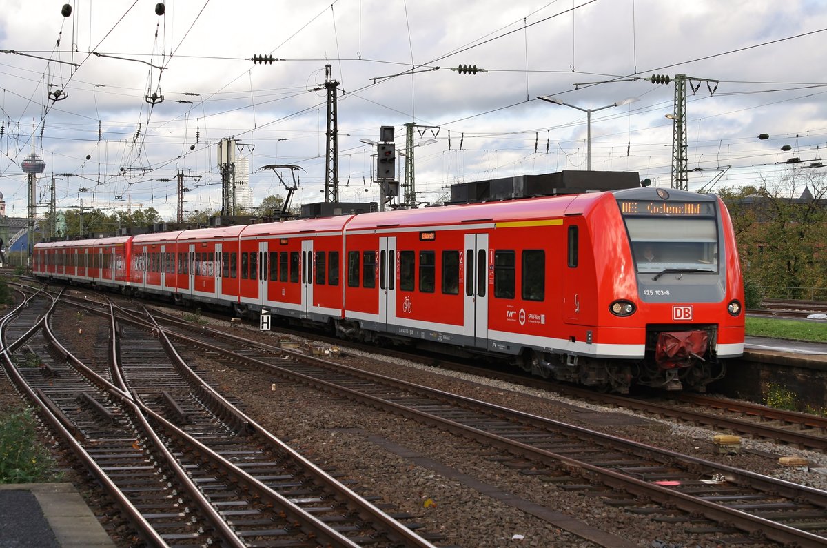 425 103-8 fährt am 21.10.2019 als RE8 (RE10813)	 Rhein-Erft-Express  von Mönchengladbach Hauptbahnhof nach Koblenz Hauptbahnhof in Köln Messe/Deutz ein.