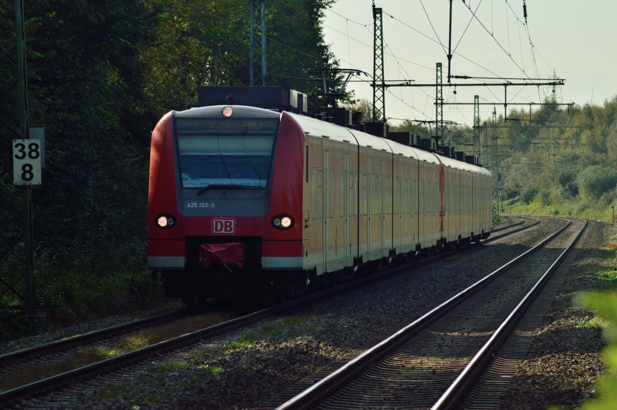 425 103-9  als RE8 fährt hier gerade in Jüchen eine, auf seinem Weg nach Koblenz.
Samstag den 27.9.2014