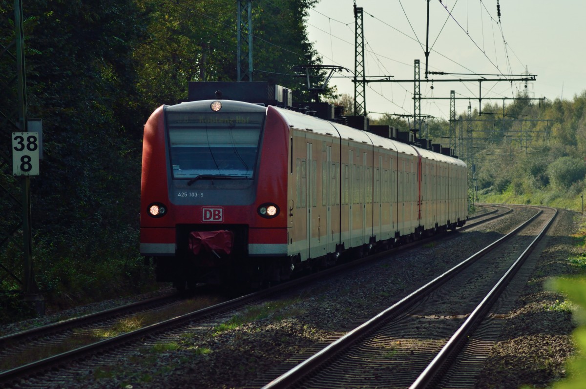 425 103-9  als RE8 fährt hier gerade in Jüchen eine, auf seinem Weg nach Koblenz.
Samstag den 27.9.2014