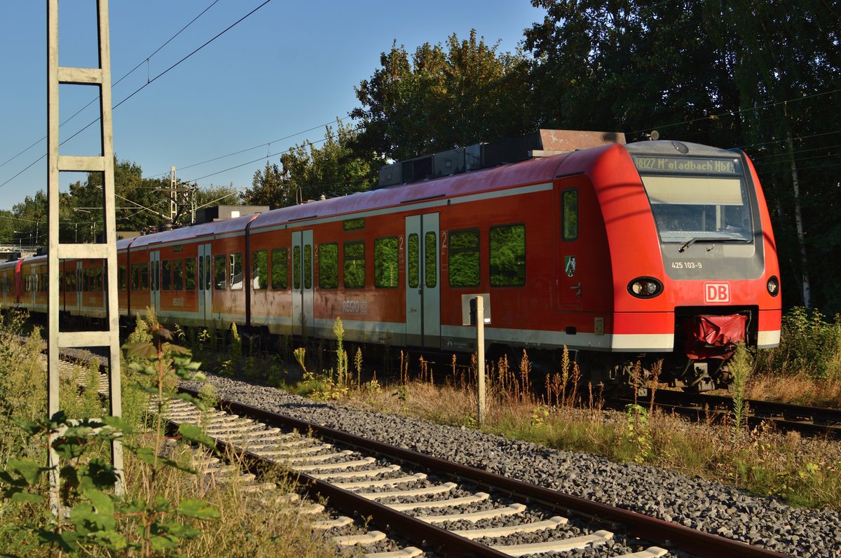 425 103-9 führt hier in Rommerskirchen gerade einen RB 27 nach Mönchengladbach Hbf. 16.8.2016