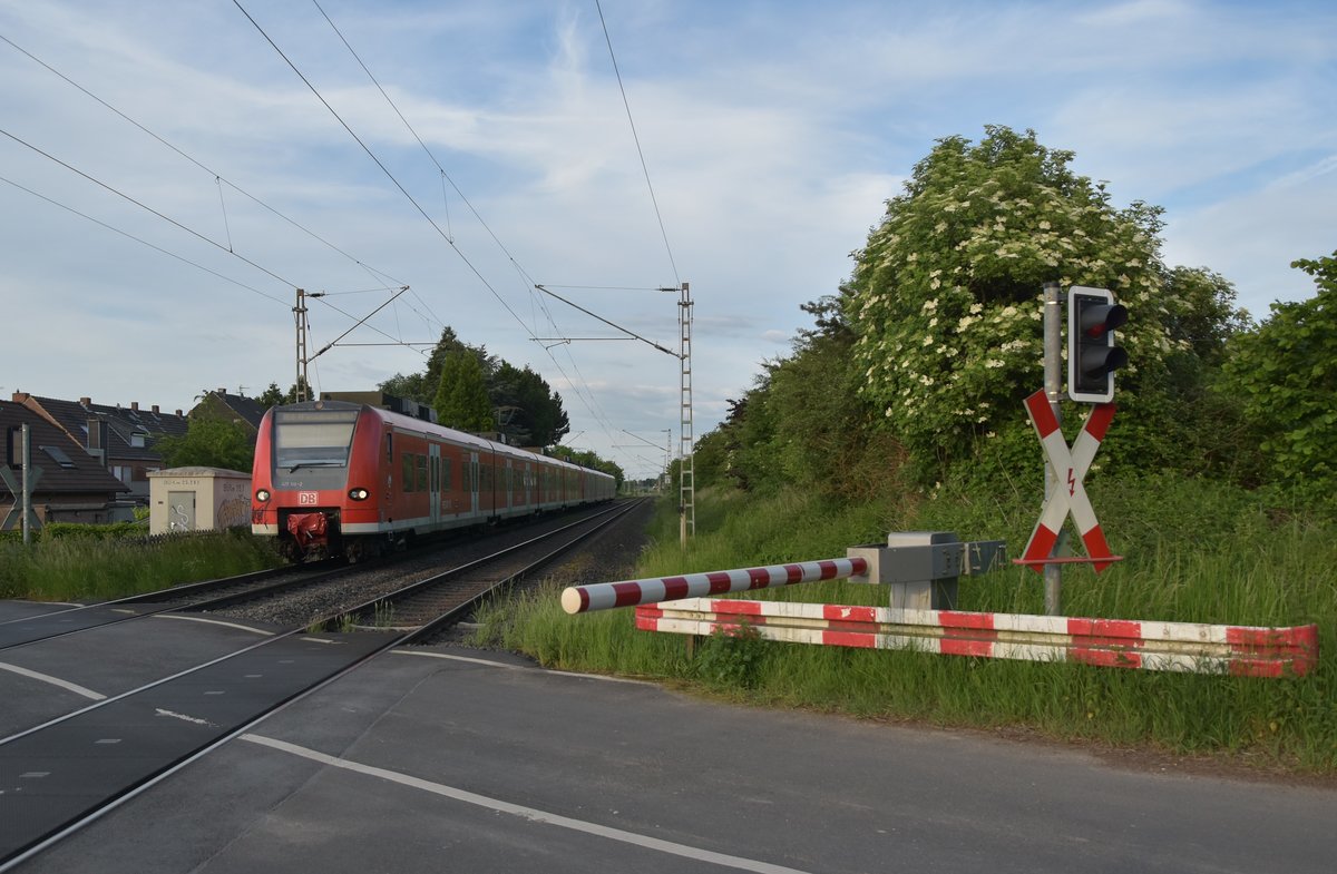 425 106 als RE8 nach Mönchengladbach, am 21.5.2017.
