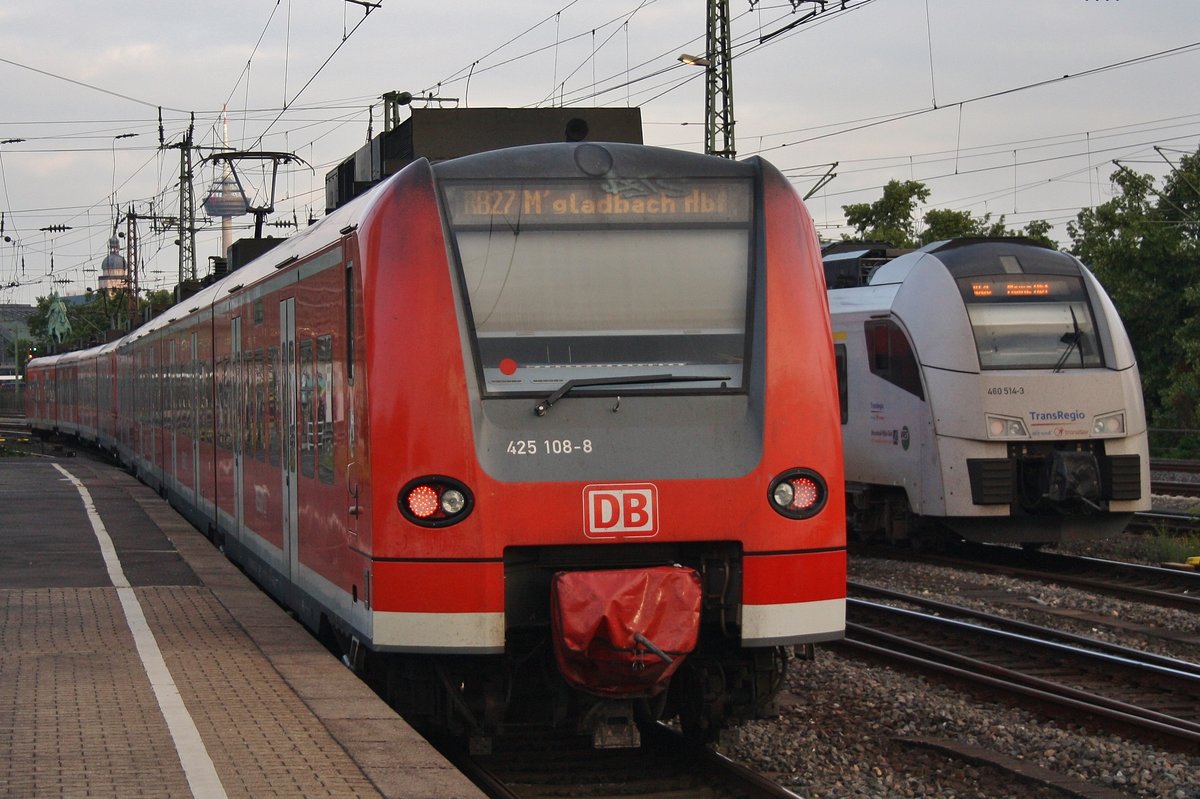 425 108-8 trifft am 4.7.2017 als RB27 (RB12502)  Rhein-Erft-Bahn  von Koblenz Hauptbahnhof nach Mönchengladbach Hauptbahnhof in Köln Messe/Deutz auf 460 514-3 als RB26 (RB25413) nach Mainz Hauptbahnhof.