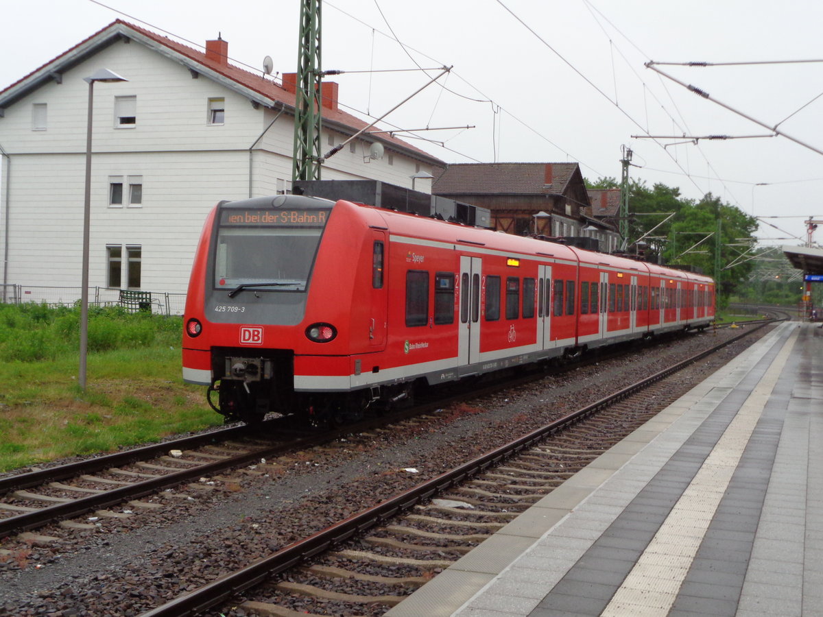 425 109 der S-Bahn Rhein-Neckar steht abgestellt im Bahnhof Germersheim.
Germersheim, 04.06.2017.