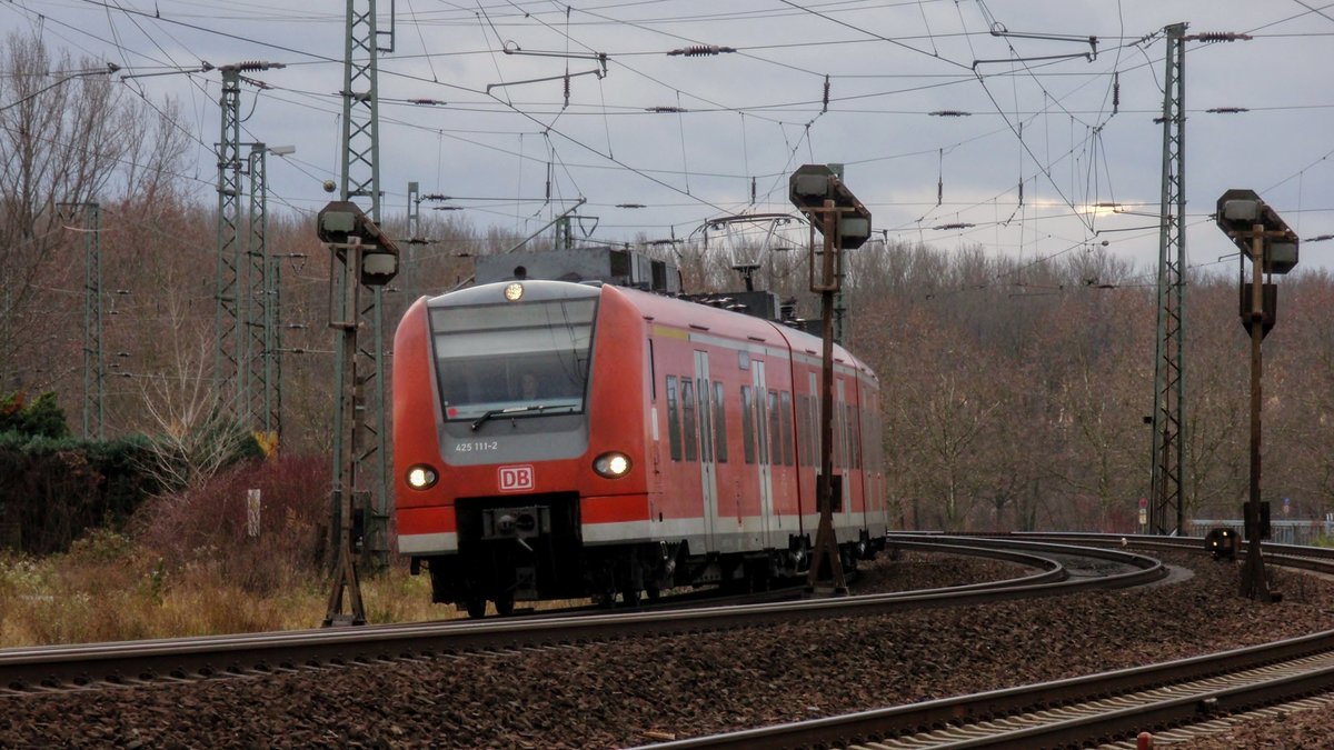 425 111 kurz vor dem Zielbahnhof Biblis. Aufgenommen am 09. Dezember 2017.