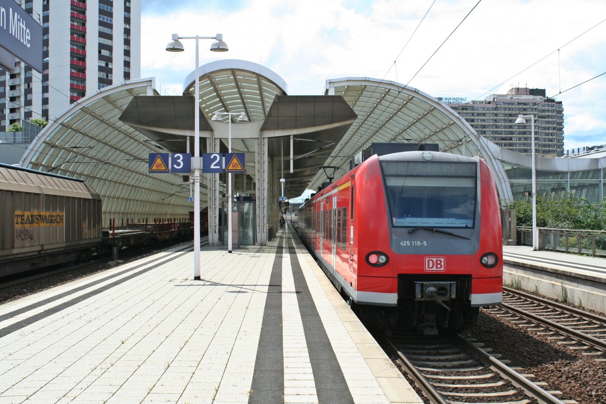 425 119-5 als RB44 nach Mainz Hbf am Nachmittag des 24.05.14 beim Erreichen des Bahnhofs Ludwigshafen (Rhein) Mitte.