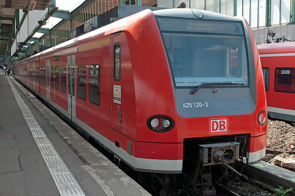 425 120-3 ( 94 80 0425 120-3 D-DB ), Siemens (Uerdingen) 91903-1, Baujahr 2001, Eigentümer: DB Regio AG, Fahrzeugnutzer: VU RheinNeckar, [D]-Mannheim, Bh Ludwigshafen / ( Rhein ), Erst-Bw Essen, ist soeben als RE aus Mosbach-Neckarelz auf Gleis 7 des Stuttgarter Hauptbahnhofs angekommen. 07.09.2013, Stuttgart Hbf
