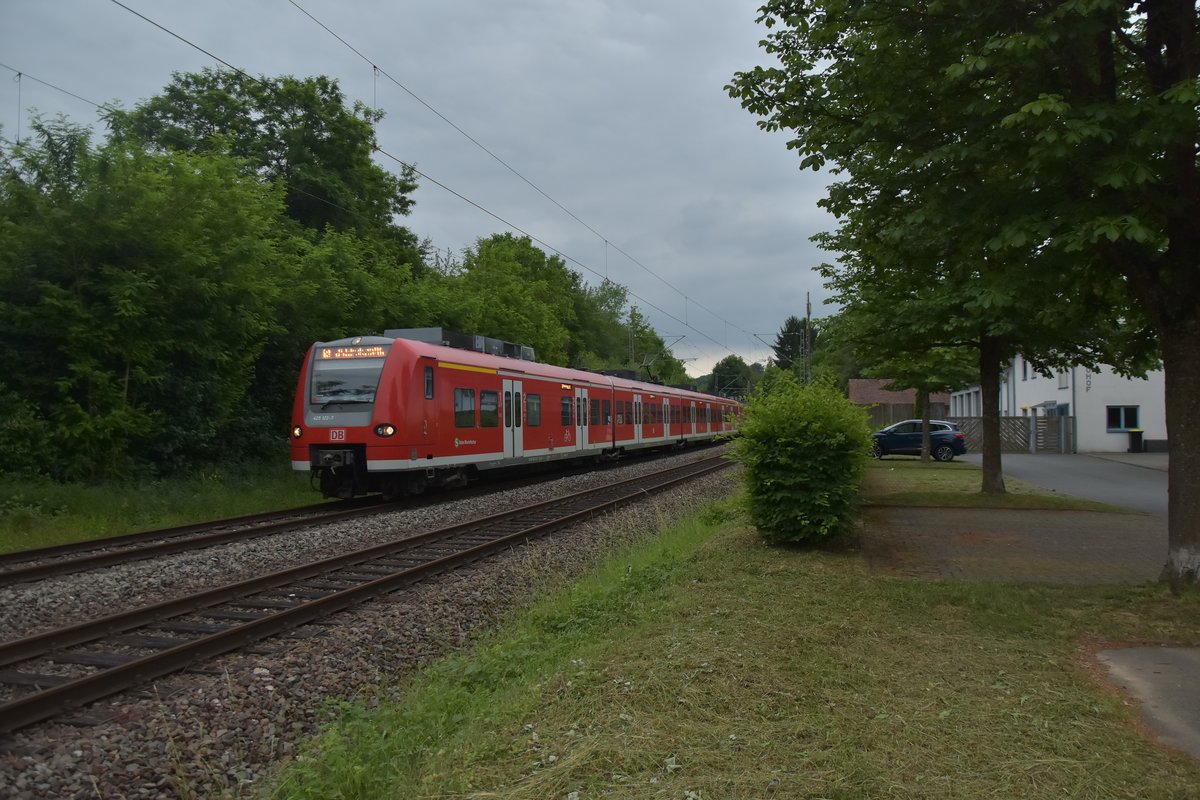 425 123-7 führt einen S2 Zug der hier bei der Einfahrt in Neckargerach der sich später teilt und zwei Zielbahnhöfe anfährt. 10.6.2020