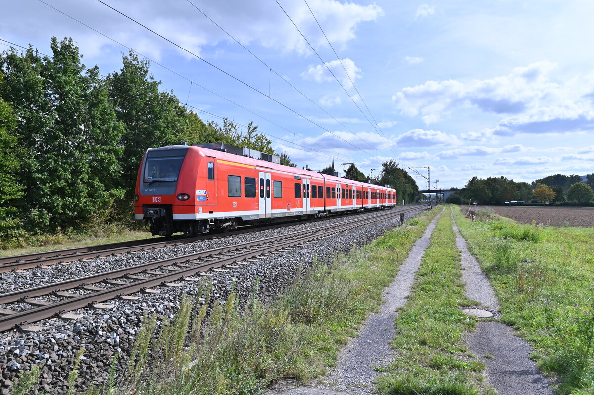 425 126 kommt als RB 53 nach Schlüchtern bei Thüngersheim vor mein Objektiv gefahren am Dienstag den 28.9.2021