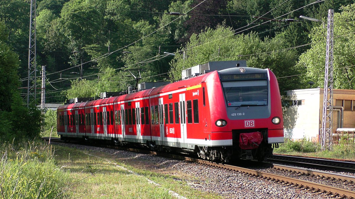 425 130 fährt als RB71 nach Homburg(Saar) in den Bahnhof Mettlach ein.