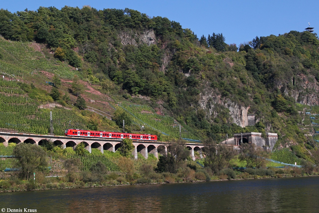 425 131 als RE 12003 am 04.10.2014 bei Pünderich.