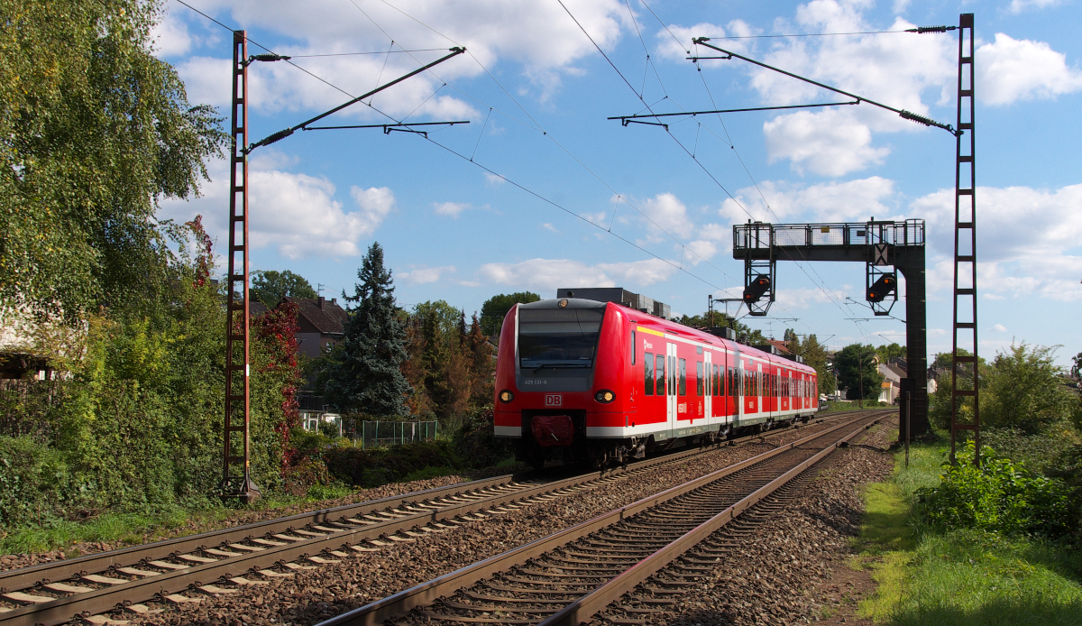 425 131 passiert als RB Homburg - Trier gleich die Anrufschranke in Saarlouis Roden.
Bahnstrecke 3230 Saarbrücken - Karthaus am 29.09.2015