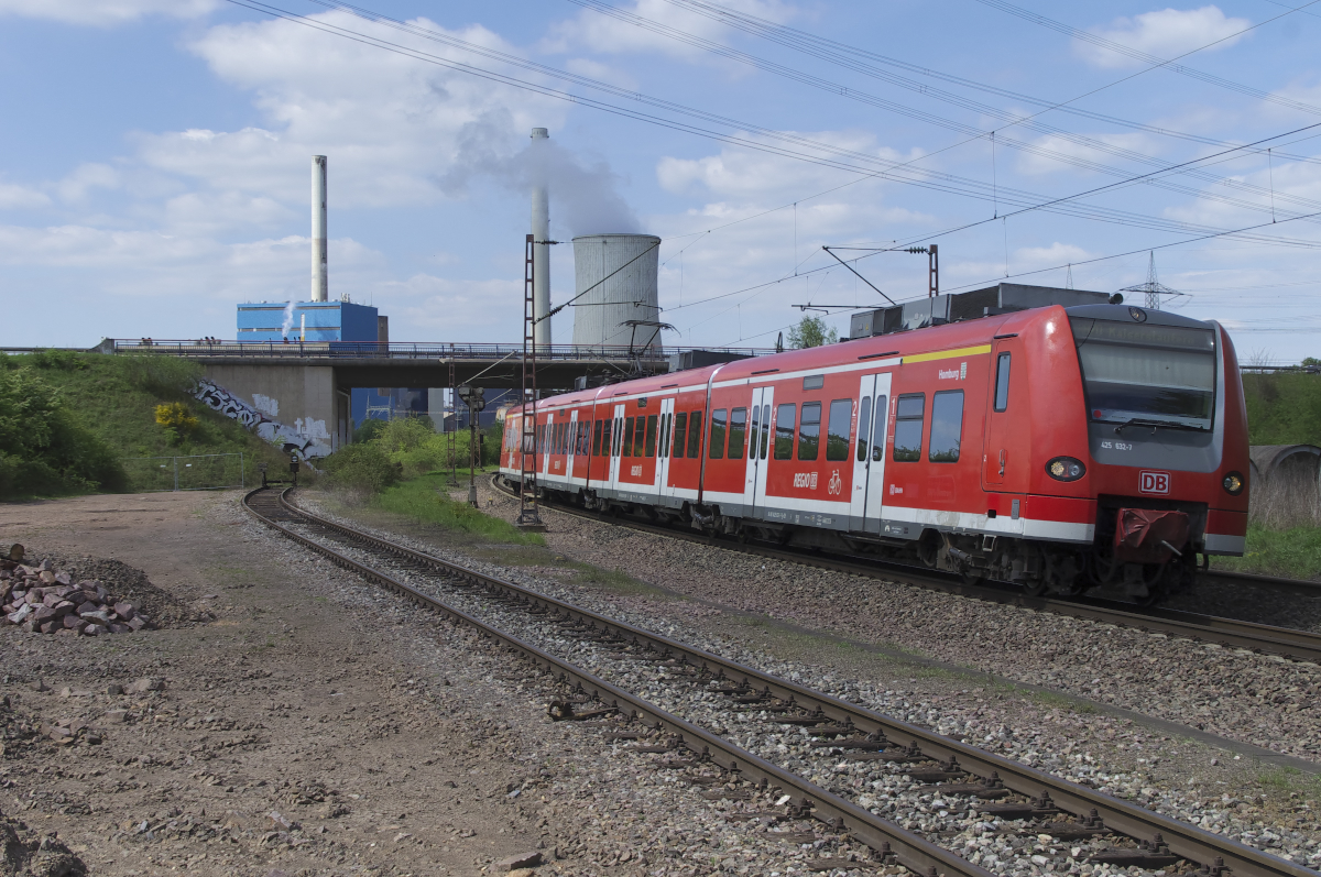 425 132 ist als RB Merzig - Kaiserslautern unterwegs und wird gleich den Bahnhof Bous Saar erreichen. Im Hintergrund das Kraftwerk Ensdorf. 09.05.2017 Bahnstrecke 3230 Saarbrücken - Karthaus.