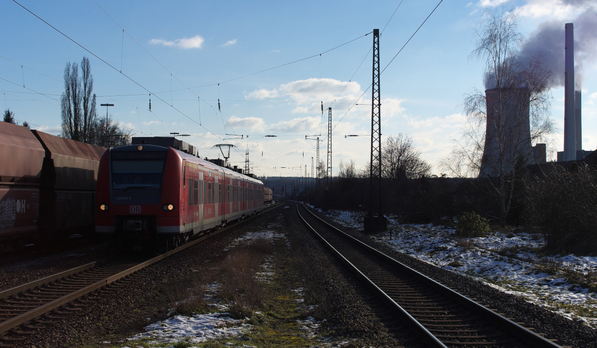 425 133 erreicht gleich als RB Kaiserslautern - Merzig den Bahnhof Ensdorf. Im Hintergrund dampfelt das Kraftwerk Ensdorf, dass seit einigen Monaten im Dauerbetrieb ist. Die Saarstahl AG hat das Kraftwerk für den Eigenbedarf angemietet.
04.02.2015 Bahnstrecke 3230 Saarbrücken - Karthaus 