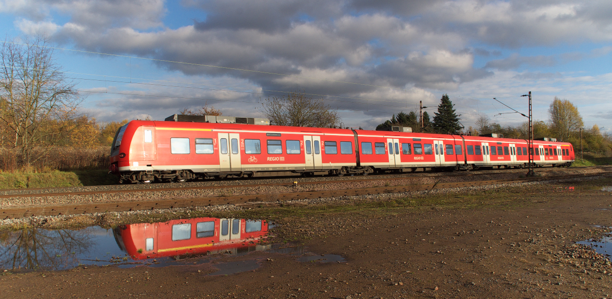 425 134 bekommt die volle Herbstsonne ab. Als RB Homburg - Trier ist der Triebwagen hier bei Bous Saar unterwegs. Bahnstrecke 3230 Saarbrücken - Karthaus am 20.11.2013